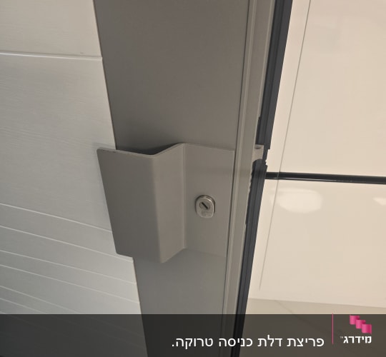 מנעול בדלת מתכת אפורה עם ידית